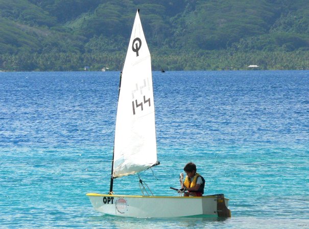 64- Bastien fait de l'optimist de competition 